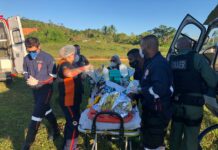 Vítima de acidente de trânsito na Ilha de Itaparica é socorrida por equipes do GRAER e SAMU para Salvador, BA
