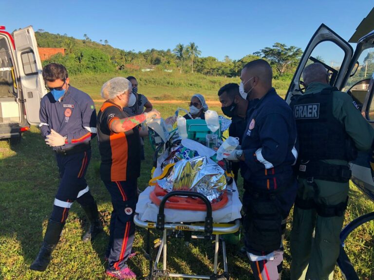 Vítima de acidente de trânsito na Ilha de Itaparica é socorrida por equipes do GRAER e SAMU para Salvador, BA