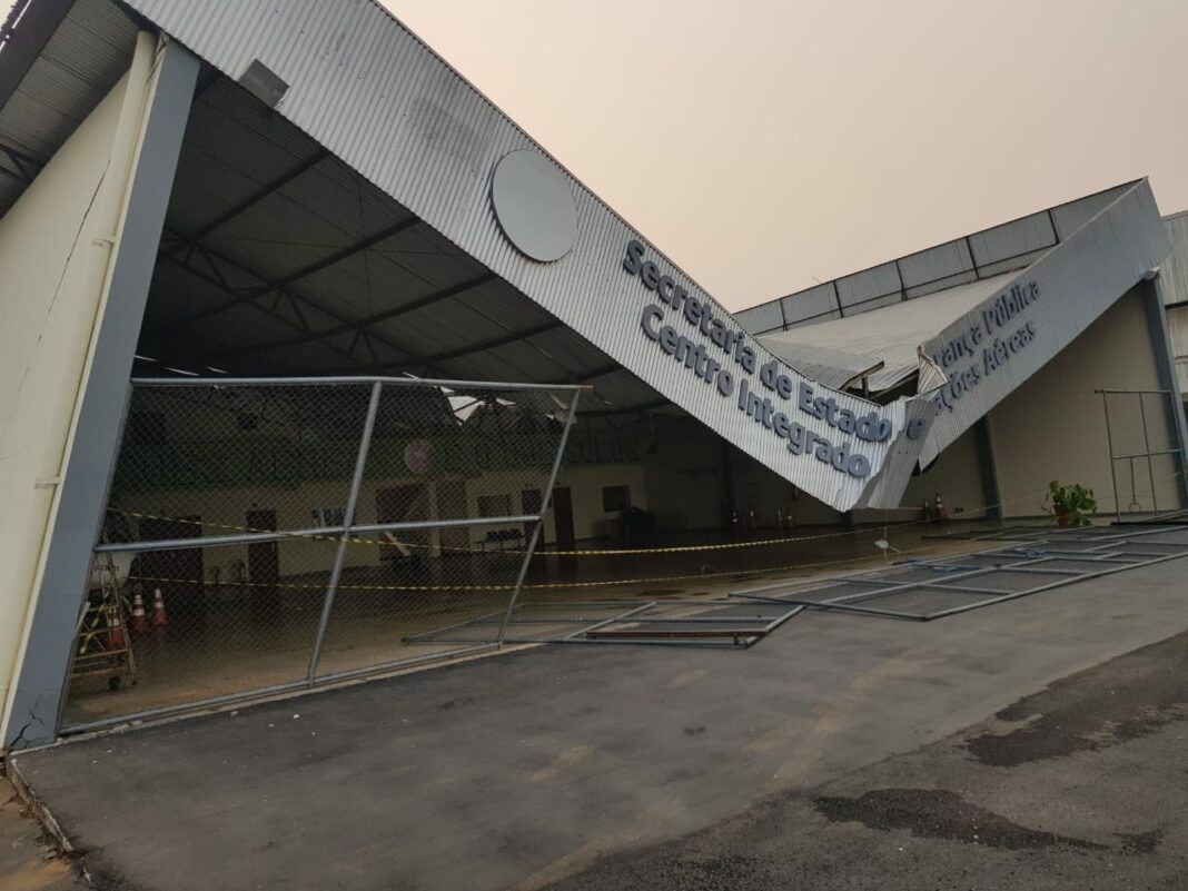 Chuva e ventos fortes derrubam estrutura metálica do hangar do CIOPAER do Acre