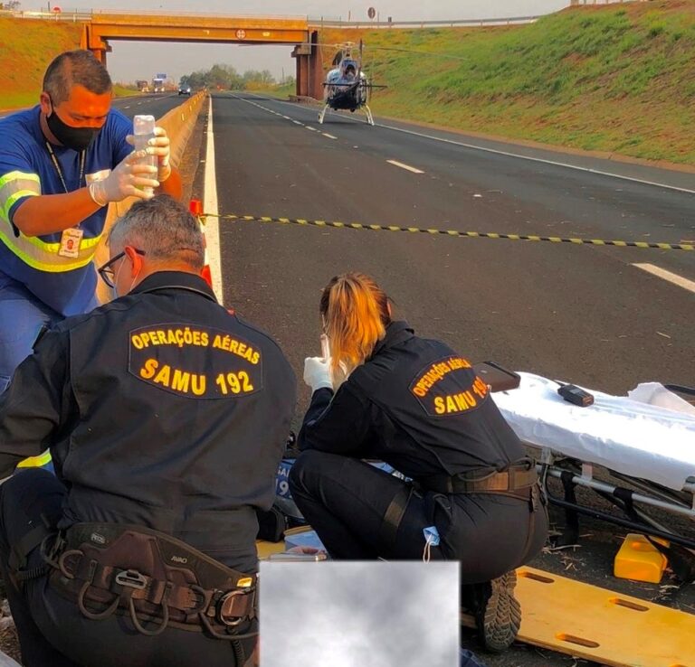 Após sofrer grave acidente, motociclista é socorrida por equipes do SAMU e VIAPAR e levada de helicóptero para Maringá, PR