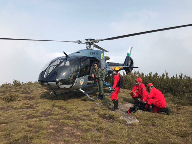 Bombeiros e equipe do Falcão 08 do Batalhão de Operações Aéreas da PM resgatam montanhista no Pico Paraná