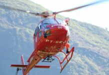 Bombeiros resgatam família em encosta na praia da Joatinga, RJ