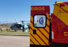 Equipes de resgate socorrem motociclista ferido após acidente de trânsito em Curitiba, PR