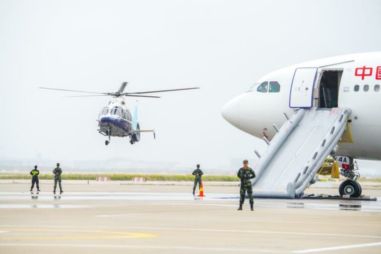 Simulado mobiliza 800 pessoas, um avião A330, 3 helicópteros e 100 ambulâncias no Aeroporto Internacional de Pudong, em Xangai