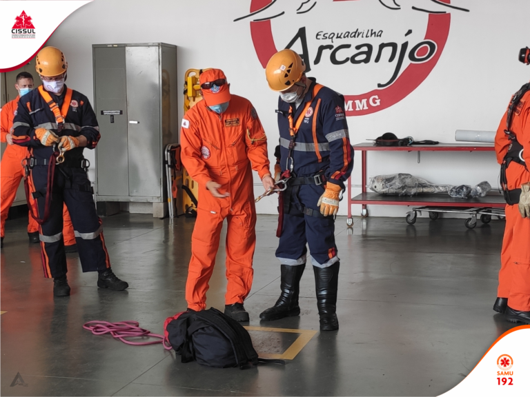 Médicos e enfermeiros do SAMU participam de treinamento para adaptação ao serviço aeromédico