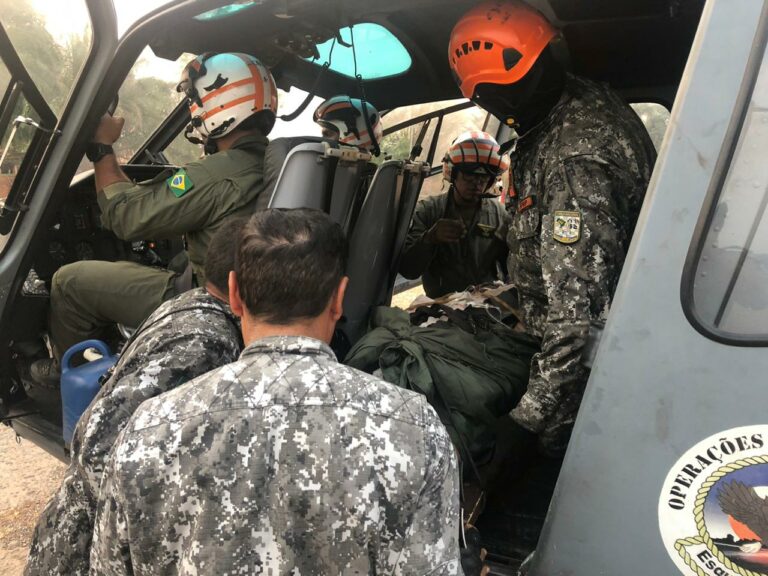 Helicóptero Nacional 01 sofre acidente no Pantanal Matogrossense e tripulação é resgatada com vida