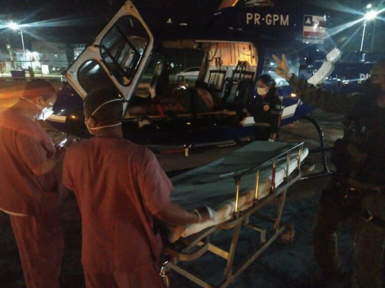 Helicóptero da PM realiza remoção aeromédica noturna de vítima de AVC da Ilha de Itaparica para Salvador, BA