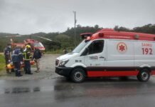 Bombeiros e equipes do SAMU resgatam vítimas de acidente de trânsito na BR-282, SC