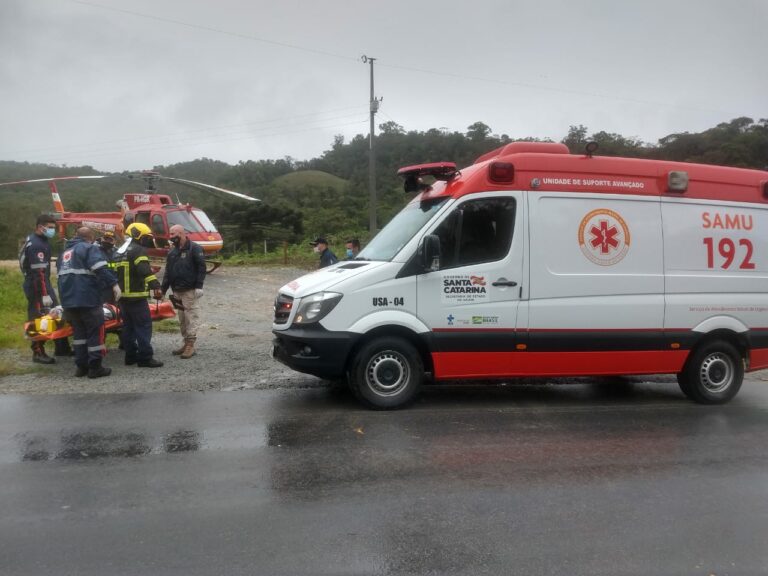 Bombeiros e equipes do SAMU resgatam vítimas de acidente de trânsito na BR-282, SC