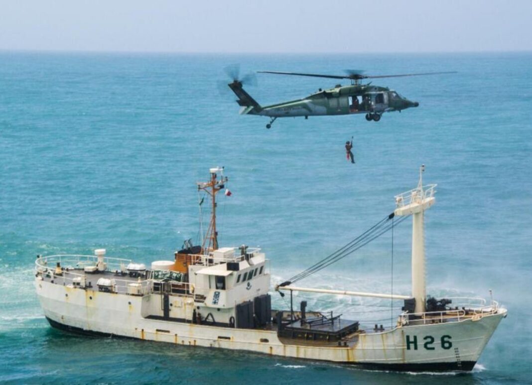 Esquadrão Pantera da Força Aérea treina içamento de vítima no mar em Santa Catarina. Foto: 5°/8° GAV