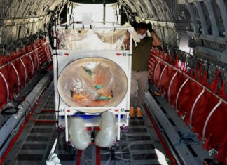 Leonardo testa integração de sistema de isolamento para paciente em avião C-27J Spartan