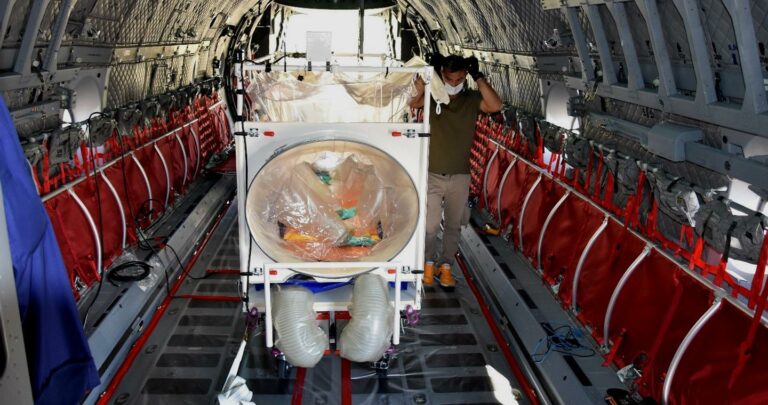 Leonardo testa integração de sistema de isolamento para paciente em avião C-27J Spartan
