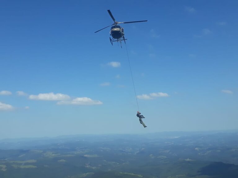 Tripulação do Águia 04 da PM resgata dois alpinistas no Cânion Espraiado, em Urubici, SC