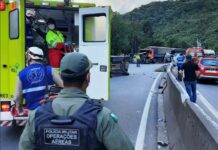 Equipes de resgate socorrem feridos em grave acidente na BR-277, trecho da Serra do Mar, em Morretes, PR