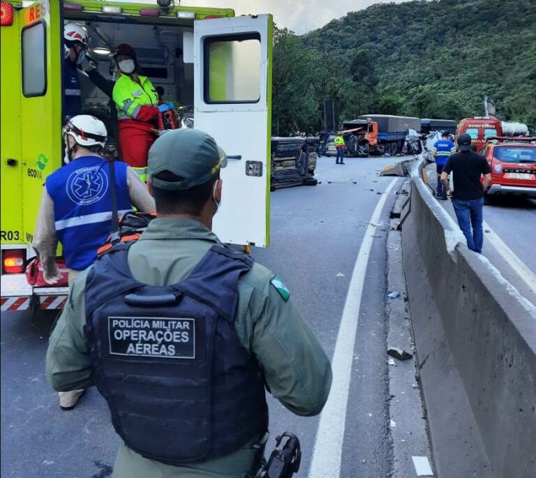 Equipes de resgate socorrem feridos em grave acidente na BR-277, trecho da Serra do Mar, em Morretes, PR