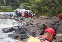 Banhista é resgatado por bombeiros e equipe do Águia 21 após cair de pedras em praia do Guarujá, SP