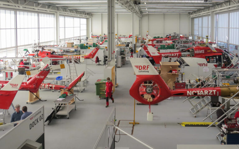 Como é feita a manutenção dos helicópteros de resgate da DRF Alemã e quem são os pilotos de testes