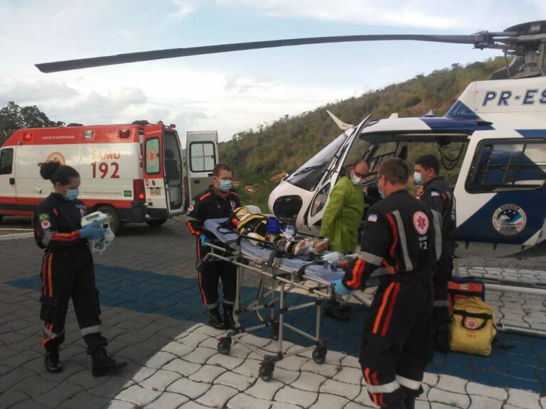Equipe aeromédica transporta menina de 4 anos, vítima de acidente de trânsito, de Itaguaçu para Vitória, ES