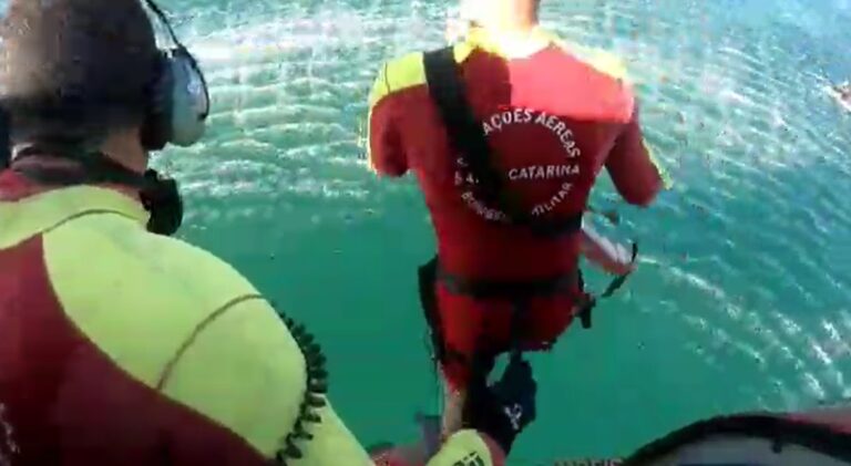Homem arrastado pela correnteza é resgatado pela equipe do Arcanjo 01 na Praia da Guarda do Embaú, SC
