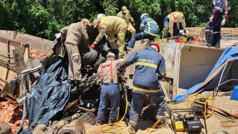 Grave acidente de trânsito na PR-466 exige esforço e trabalho integrado das equipes de resgate no Paraná