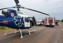 Colisão frontal na PR-323 mobiliza equipes de resgate do Corpo de Bombeiros e do SAMU