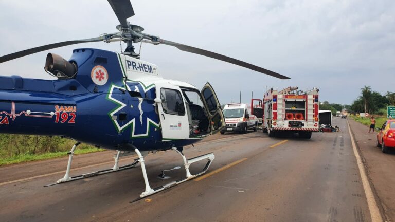 Colisão frontal na PR-323 mobiliza equipes de resgate do Corpo de Bombeiros e do SAMU