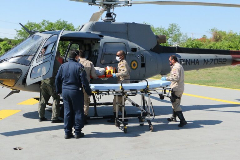 Em apoio ao Corpo de Bombeiros, Marinha realizou evacuações aeromédicas de moradores de regiões afastadas do Pantanal do MS