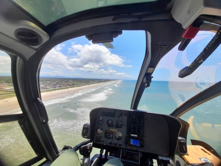 Falcões do Paraná são acionados para resgate, remoção aeromédica e salvamento de banhistas