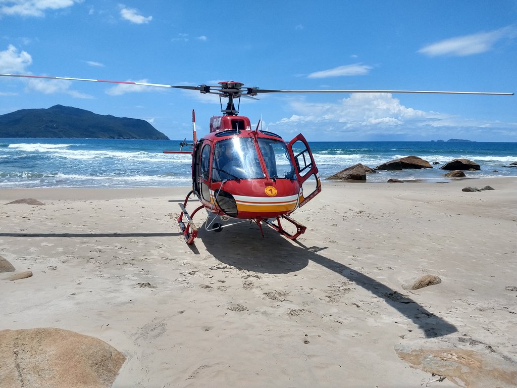 Equipe aeromédica do helicóptero Arcanjo 01 socorre duas vítimas de mal súbito em Florianópolis, SC