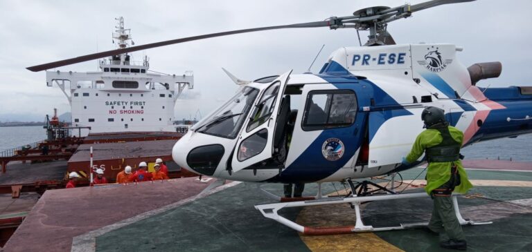 Equipe do NOTAER resgata tripulante ferido em navio liberiano ancorado a 6 milhas do litoral de Vitória, ES