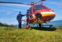 Bombeiros e equipes do SAMU resgatam vítima de queda de parapente em Florianópolis, SC
