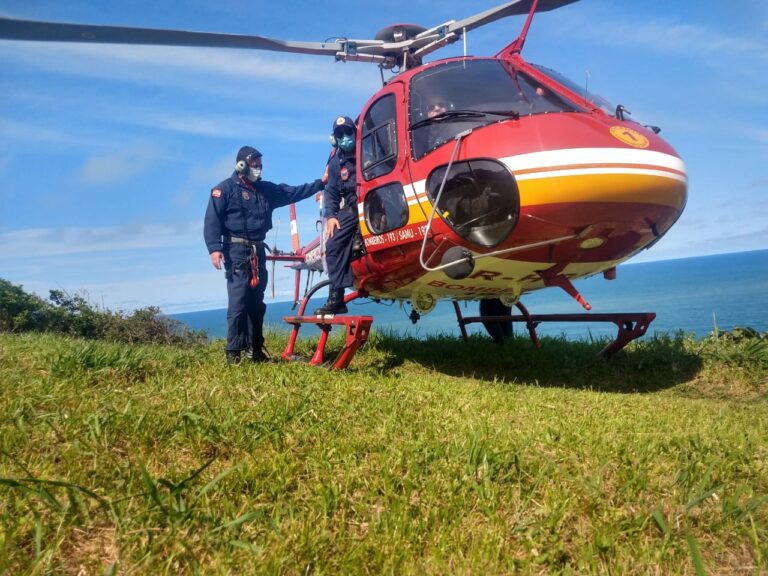 Bombeiros e equipes do SAMU resgatam vítima de queda de parapente em Florianópolis, SC