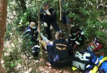 Mulher é resgatada pelo helicóptero do SAMU após fraturar a perna na cachoeira do Massambani, PR