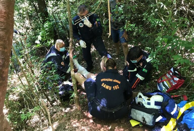Mulher é resgatada pelo helicóptero do SAMU após fraturar a perna na cachoeira do Massambani, PR