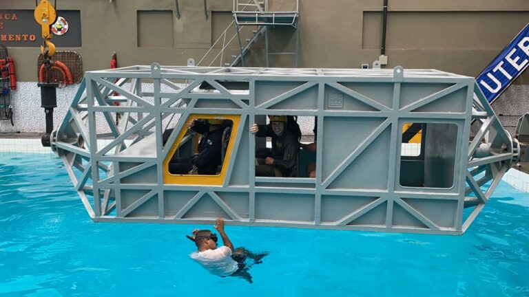 Operadores de suporte médico do Paraná treinam escape de aeronave submersa na Marinha do Brasil