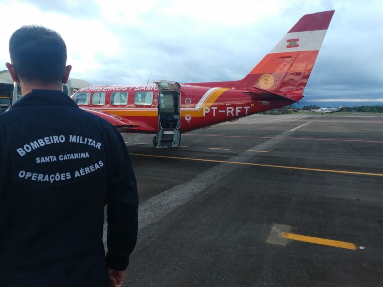 Bebê com problemas cardíacos é transportada em avião do Corpo de Bombeiros de Joinville para Florianópolis, SC
