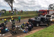 Equipes do SAMU e do Corpo de Bombeiros resgatam duas vítimas graves em acidente na PR-082