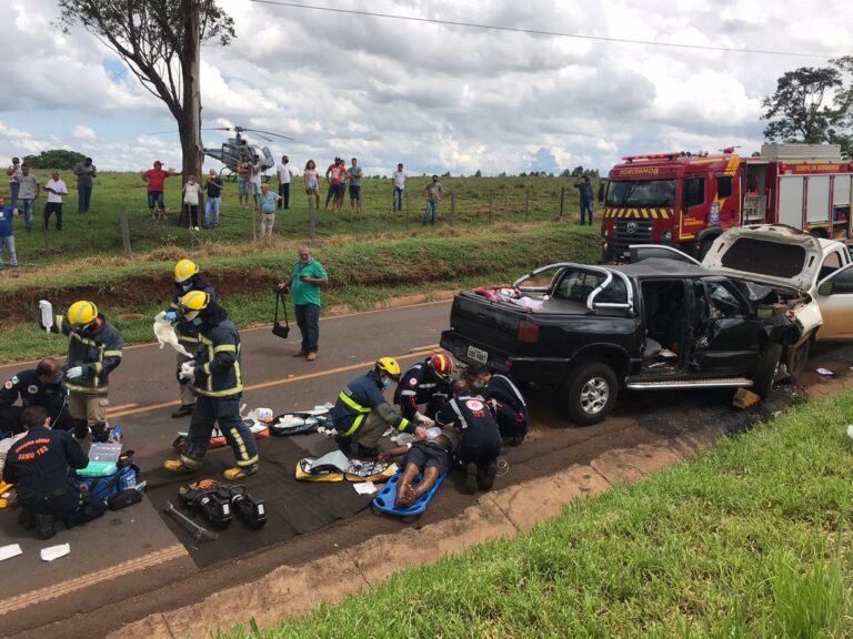 Equipes do SAMU e do Corpo de Bombeiros resgatam duas vítimas graves em acidente na PR-082