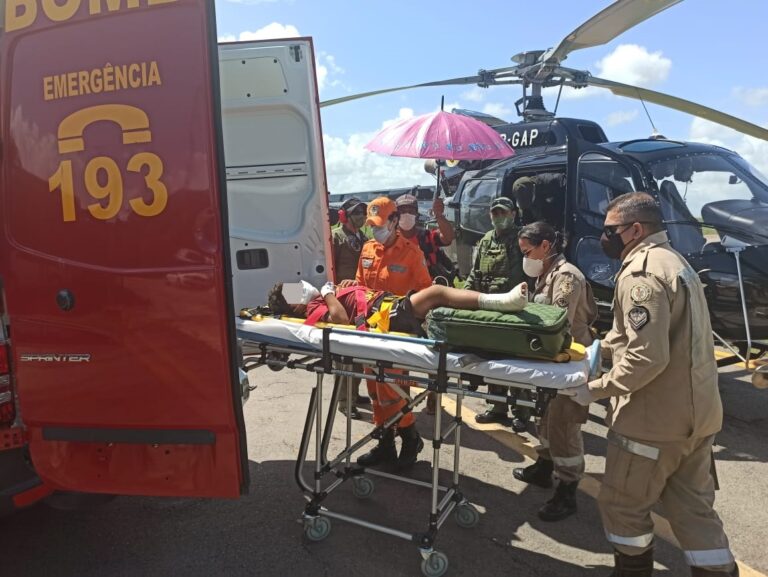 Menino picado por cobra é resgatado e transportado de helicóptero do arquipélago do Bailique para Macapá