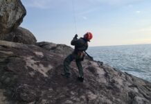 Bombeiros e equipe do Águia 02 resgatam casal que sofreu acidente com moto aquática no litoral de SP