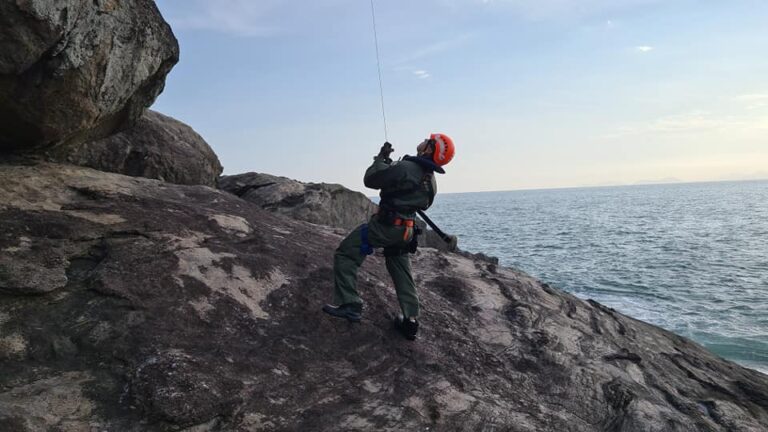 Bombeiros e equipe do Águia 02 resgatam casal que sofreu acidente com moto aquática no litoral de SP