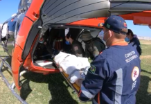 Equipes da CIOPAER e do SAMU resgatam jovem vítima de acidente de trânsito em Jaguaribe, CE