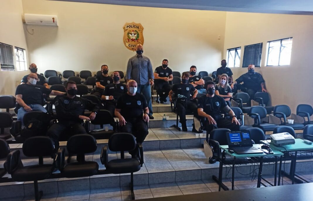 Equipes do SAER-FRON e SARA realizam treinamento sobre segurança de voo com professor do Instituto Tecnológico da Aeronáutica. Foto: Divulgação