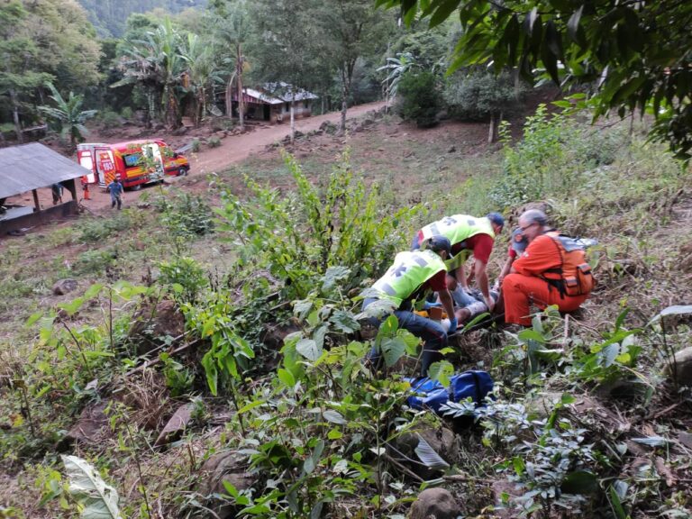 Adolescentes são resgatados após queda de bicicleta em área rural de Chapecó, SC