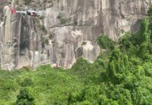 Cachorro é resgatado pelo helicóptero Águia 02 da PM após cair de morro no litoral de São Paulo