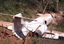 Avião que iria realizar transporte aeromédico sai da pista após o pouso no Aeroporto de Diamantina, MG