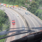 Ônibus com 54 passageiros sofre acidente na BR-376 e mobiliza equipes de resgate e quatro helicópteros no Paraná