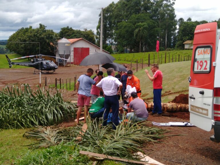 Homem atingido por queda de palmeira é resgatado pelo serviço aeromédico do Oeste Catarinense