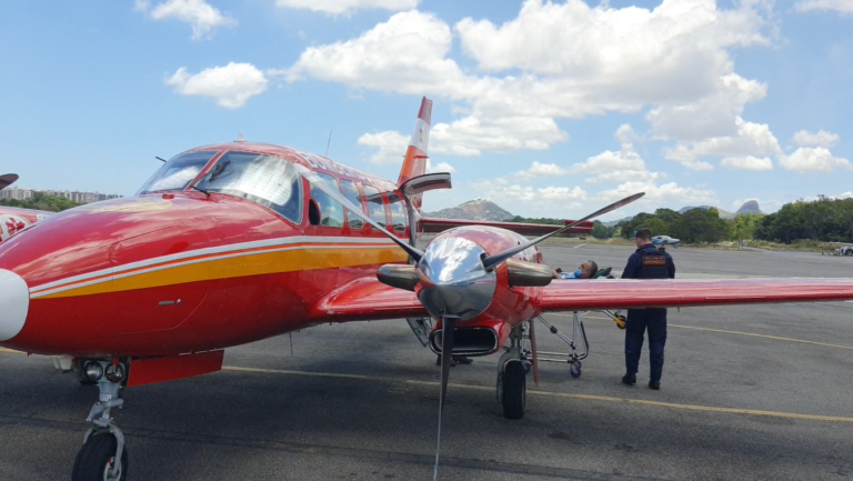 Paciente com complicações da COVID-19 é transportado de Vitória para Florianópolis no Arcanjo 02