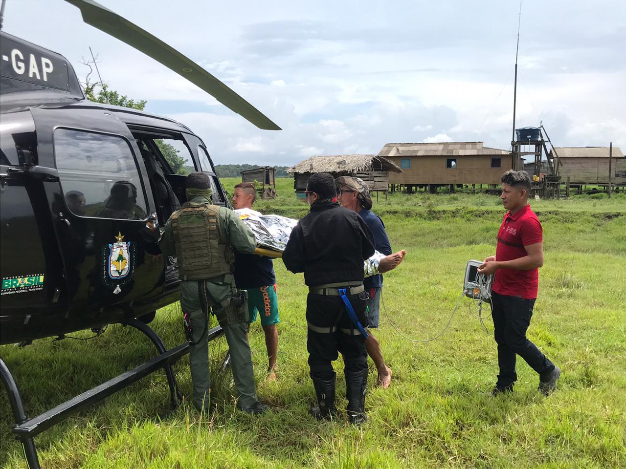 Helicóptero do GTA do Amapá realiza transporte de dois jovens para